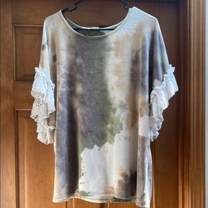 Super cute boutique lace trim top 🥰